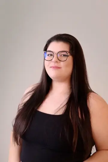 Maria, responsável pelo suporte ao cliente da Belo Viagens