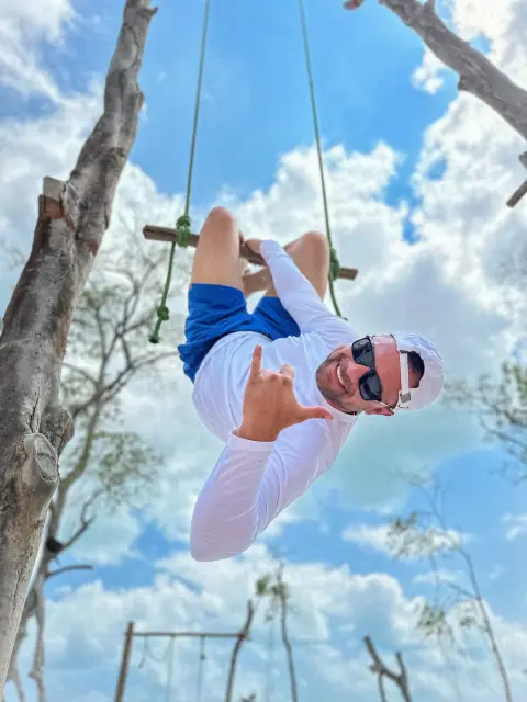 Danilo em um balanço em Jericoacoara