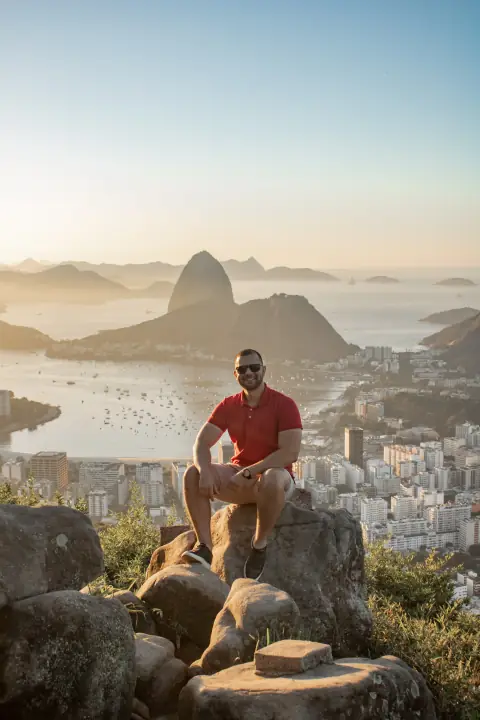 Danilo em um mirante com vista para o Rio de Janeiro