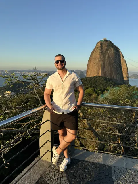 Danilo diante do Cristo Redentor ao pôr do sol