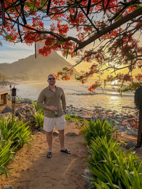 Danilo apreciando o pôr do sol durante uma viagem